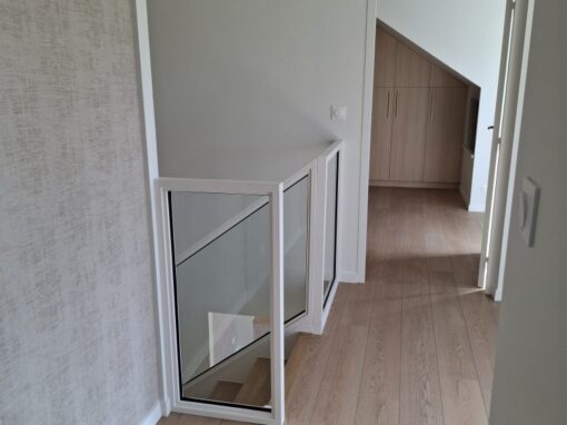 GARDE-CORPS VITRE DANS UN ESCALIER SUR PLOGONNEC RAL 9010