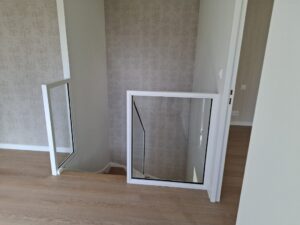 GARDE-CORPS-VITRE-DANS-UN-ESCALIER-SUR-PLOGONNEC-RAL-BLANC-9010-300x225