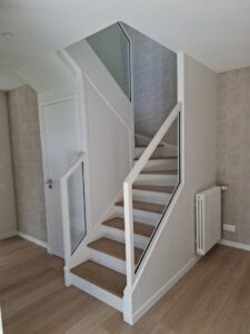 GARDE-CORPS-VITRE-ESCALIER-PLOGONNEC-RAL-BLANC-9010-225x300