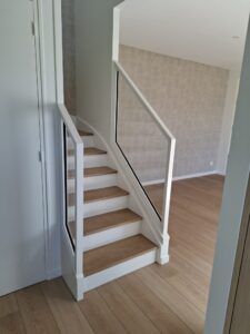 GARDE-CORPS-VITRE-ESCALIER-RAL-BLANC-9010-PLOGONNEC-225x300