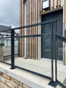 GARDE-CORPS-VITRE-SUR-ESCALIER-EXTERIEUR--225x300