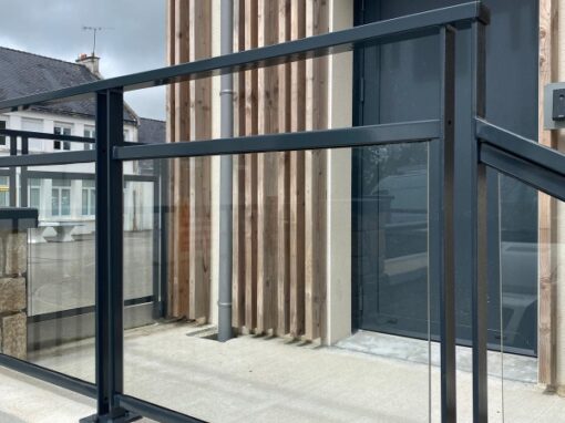 GARDE-CORPS VITRE SUR ESCALIER EXTERIEUR