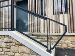 GARDE-CORPS-VITRE-SUR-ESCALIER-EXTERIEUR-300x225