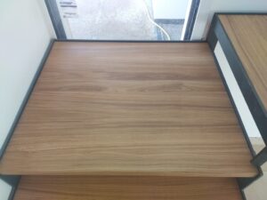PALIER ESCALIER BOIS CHENE HUILE OSMO ENTOURE D&rsquo;UNE CEINTURE EN METAL CAP COZ FOUESNANT