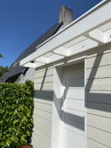 PERGOLA-STRUCTURE-ALUMINIUM-RAL-9016-TEXTURE-FOUESNANT--225x300