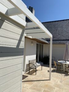 PERGOLA-STRUCTURE-ALUMINIUM-RAL-9016-TEXTURE-FOUESNANT-225x300