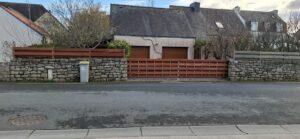 PORTAIL-COULISSANT-AVEC-LAMES-DE-BOIS-EXOTIQUES-PENMARCH--300x139