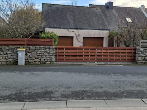 PORTAIL COULISSANT AVEC LAMES DE BOIS EXOTIQUES PENMARC’H