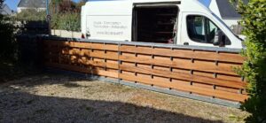 PORTAIL-COULISSANT-AVEC-LAMES-DE-BOIS-EXOTIQUES-PENMARCH-1-1-300x139