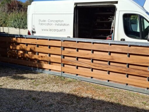 PORTAIL COULISSANT AVEC LAMES DE BOIS EXOTIQUES PENMARC’H