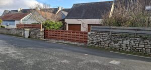 PORTAIL-COULISSANT-AVEC-LAMES-DE-BOIS-EXOTIQUES-PENMARCH-300x139