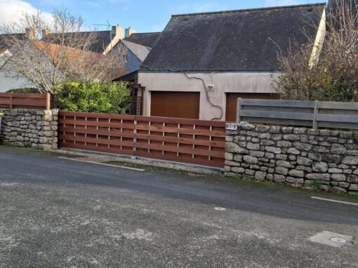 PORTAIL COULISSANT AVEC LAMES DE BOIS EXOTIQUES PENMARC’H