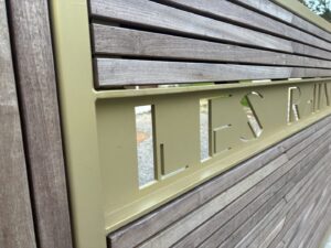 PORTAIL-COULISSANT-DECOUPE-LASER-LES-RAINETTES-FINITION-THERMOLAQUAGE-TEINTE-LAITON-SUR-BENODET-1-2-300x225