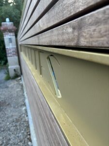 PORTAIL-COULISSANT-DECOUPE-LASER-LES-RAINETTES-FINITION-THERMOLAQUAGE-TEINTE-LAITON-SUR-BENODET-1-3-225x300