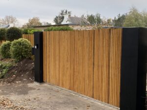PORTAIL-POTEAUX-METAL-ET-PALISSADE-BOIS-300x225