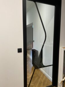 PORTE-BATTANTE-VITREE-INTERIEURE-RAL-9005-FINE-TEXTURE-SUR-CONCARNEAU-225x300