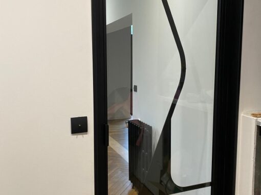 PORTE BATTANTE VITREE INTERIEURE RAL 9005 FINE TEXTURE SUR CONCARNEAU