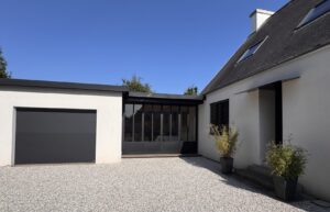 PORTES-VERRIERES-4-BATTANTS-MOBILES-PORTES-RABATTABLES-SUR-ELLES-MEMES-DES-DEUX-COTES-RAL-9005-FINE-TEXTURE-COMBRIT-SAINTE-MARINE-300x193