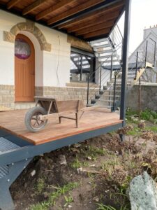 STRUCTURE-DE-TERRASSE-METALLIQUE-RAL-7016-MAT-30-ET-PLANCHER-BOIS-PLOUHINEC-225x300