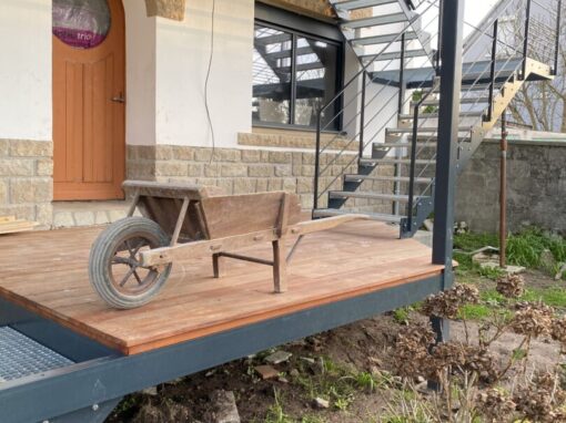 STRUCTURE DE TERRASSE METALLIQUE RAL 7016 MAT 30 % ET PLANCHER BOIS PLOUHINEC