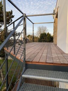 STRUCTURE-DE-TERRASSE-METALLIQUE-RAL-7016-MAT-30-ET-PLANCHER-EN-BOIS-PLOUHINEC-225x300