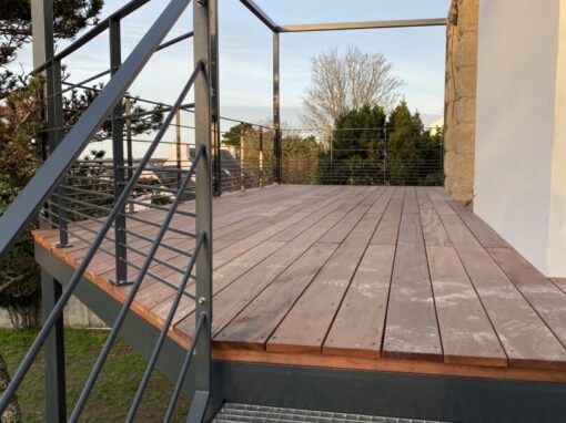 STRUCTURE DE TERRASSE METALLIQUE RAL 7016 MAT 30 % ET PLANCHER EN BOIS PLOUHINEC