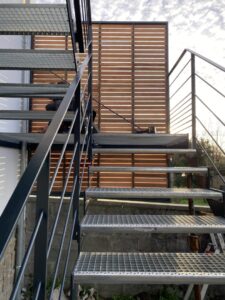 STRUCTURE-DE-TERRASSE-METALLIQUE-RAL-7016-MAT-30-PLOUHINEC-225x300