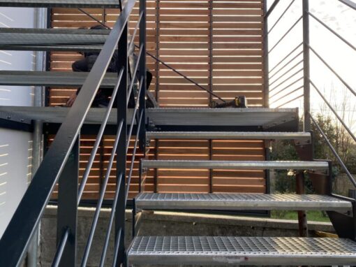 STRUCTURE DE TERRASSE METALLIQUE RAL 7016 MAT 30 % PLOUHINEC