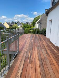 TERRASSE-SUSPENDUE-LAMES-DE-TERRASSE-BOIS-EXOTIQUE-TELGRUC-SUIR-MER-225x300