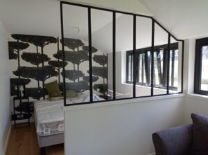 VERRIERE-AVEC-SOUS-BASSEMENT-DONNANT-DANS-UNE-CHAMBRE--300x224