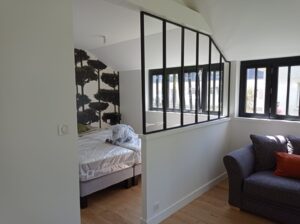 VERRIERE-AVEC-SOUS-BASSEMENT-DONNANT-DANS-UNE-CHAMBRE-300x224