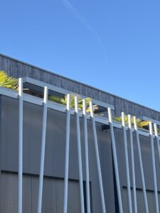 BRISE-SOLEIL-ET-TUBES-DECORATIFS-BATIMENT-QUIMPER-2-225x300
