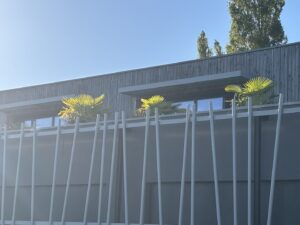 BRISE-SOLEIL-ET-TUBES-DECORATIFS-BATIMENT-QUIMPER-300x225