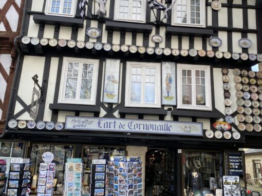 CADRES POUR PERSONNAGES REFECTION DU PATRIMOINE BRETON ART DE CORNOUAILLE A QUIMPER RAL 9005 Texturé