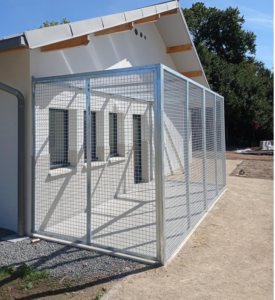 INSTALLATION-DUNE-CAGE-POUR-LA-SPA-A-QUIMPER-275x300