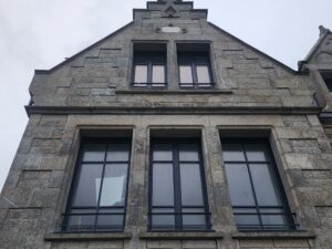 MAINS-COURANTES-MENUISERIE-EXTERIEURE-RAL-7024-MAT-30-LOCTUDY-300x225