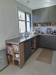 PLAN-DE-TRAVAIL-EVIER-EN-ACIER-INOXYDABLE-304-L-FINITION-VIBRE-SUR-FOUESNANT-1-225x300