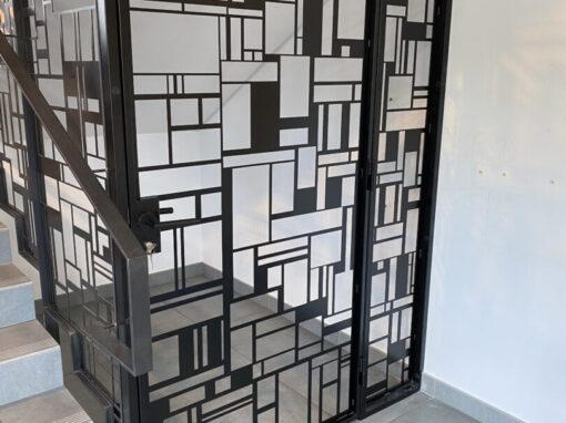 PORTE AVEC DES MOTIFS DANS L&rsquo;ENTREE D&rsquo;UNE CRECHE