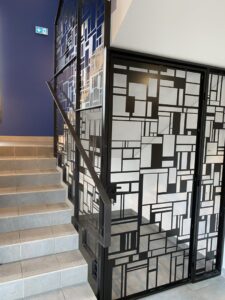 PORTE-AVEC-DES-MOTIFS-DANS-LENTREE-DUNE-CRECHE-SUR-QUIMPER-225x300