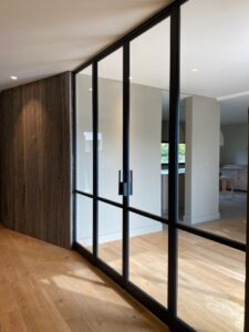 PORTES-VITREES-BATTANTES-RAL-9005-FINE-TEXTURE-LARMOR-PLAGE-225x300