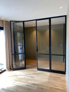 PORTES-VITREES-BATTANTES-RAL-9005-FINE-TEXTURE-LARMOR-PLAGE-4-225x300