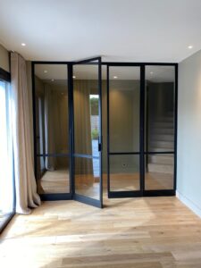 PORTES-VITREES-BATTANTES-RAL-9005-FINE-TEXTURE-LARMOR-PLAGE-5-225x300