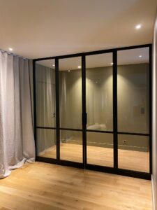 PORTES-VITREES-BATTANTES-RAL-9005-FINE-TEXTURE-LARMOR-PLAGE-6-225x300