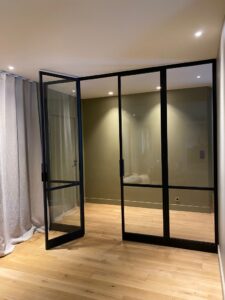 PORTES-VITREES-BATTANTES-RAL-9005-FINE-TEXTURE-LARMOR-PLAGE-8-225x300