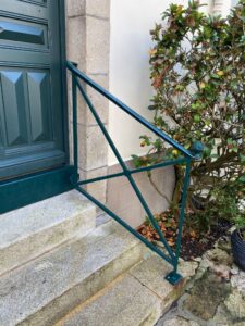 RAMPE-DACCES-EN-FERRONNERIE-RAL-6012-MAT-30-VERT-NOIR--225x300