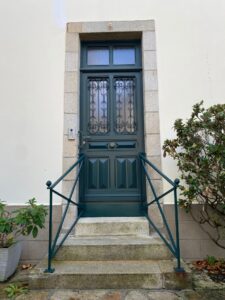 RAMPES-DACCES-EN-FERRONNERIE-RAL-6012-MAT-30-VERT-NOIR-225x300