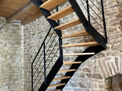 ESCALIER LIMONS EN TOLE ACIER RAL 9005 FINE TEXTURE MARCHES EN CHÊNE ST GUENOLE 2