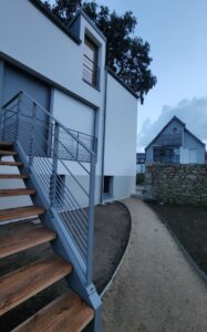 GARDE-CORPS-EXTERIEURS-RAL-7037-TEXTURE-ILE-TUDY-1-3-187x300