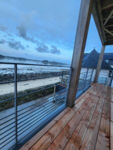 GARDE-CORPS-EXTERIEURS-RAL-7037-TEXTURE-ILE-TUDY-225x300