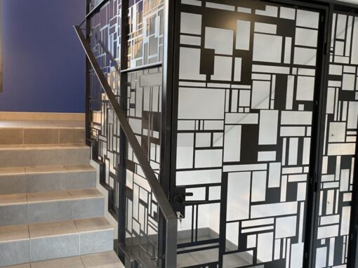 Réalisation d’une porte avec motifs, dans l’entrée d’une crèche, sur Quimper